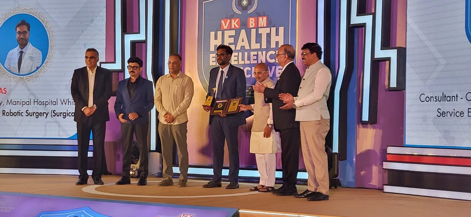 Dr. Manjunath Haridas receiving the Service Excellence award at the Vijay Karnataka & Bangalore Mirror Health Excellence Awards 2025